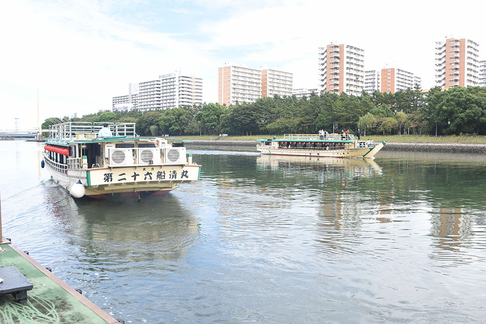 京浜運河を進む屋形船