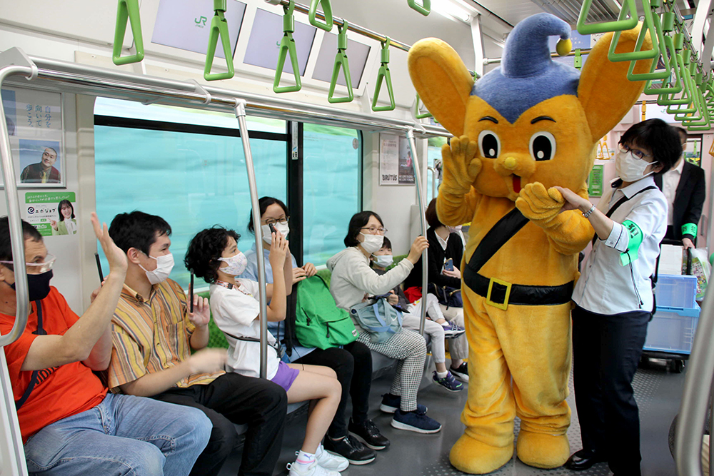 車内を歩くピーポくん