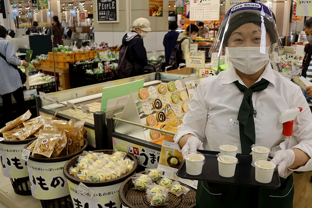 試食販売をする店員さん