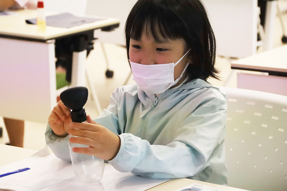 雲の実験をする子ども