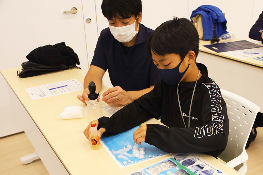 親子で雲図鑑を製作する様子