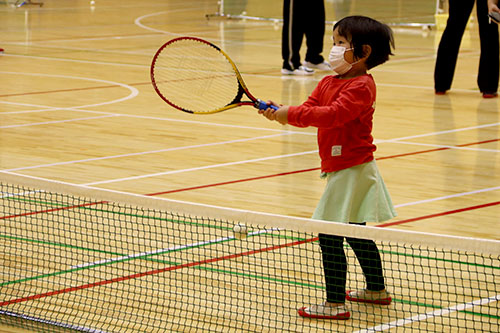 バウンドテニスに挑戦している子ども