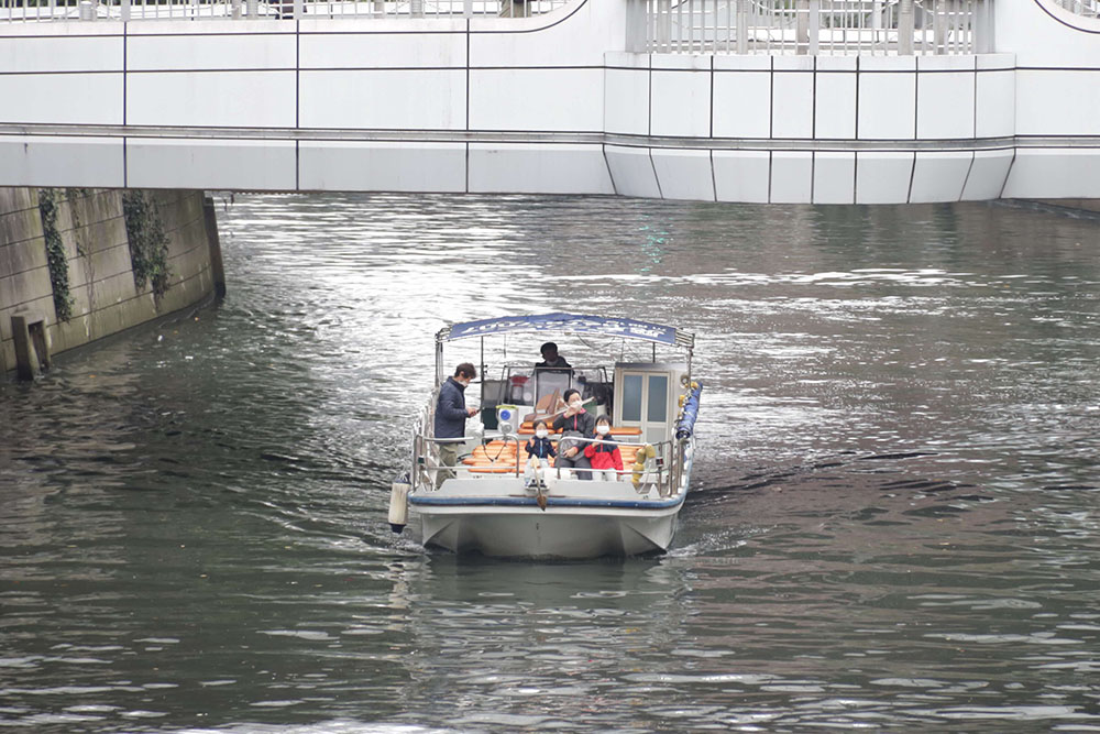 橋の下を進む船