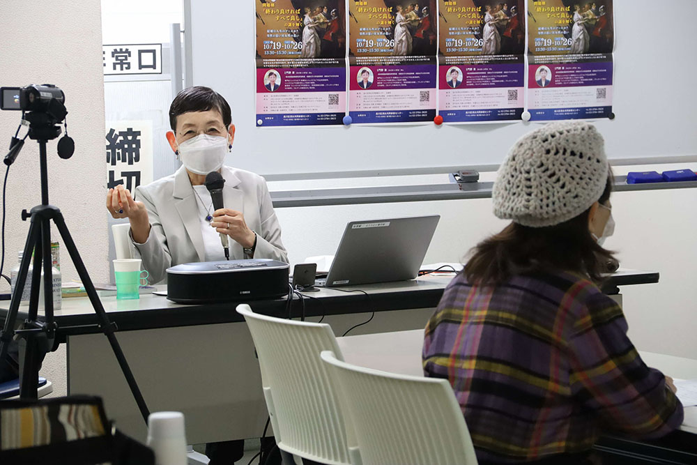 講師とオンライン用カメラ