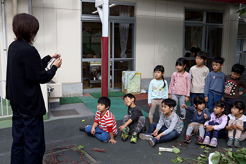 リースの作り方を聞く園児たち