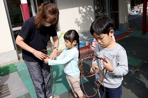 園長先生と一緒にリースづくり