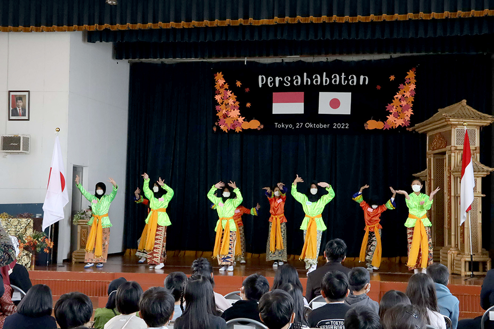 インドネシア学校の女の子たちが伝統舞踊を披露
