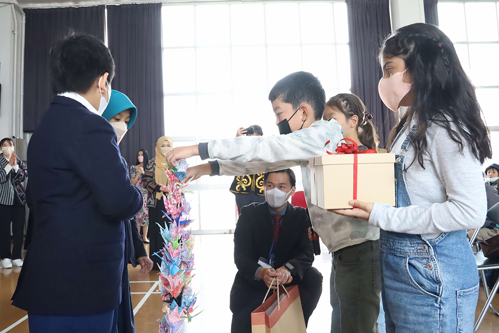 第一日野小の子どもたちからは千羽鶴などをプレゼント