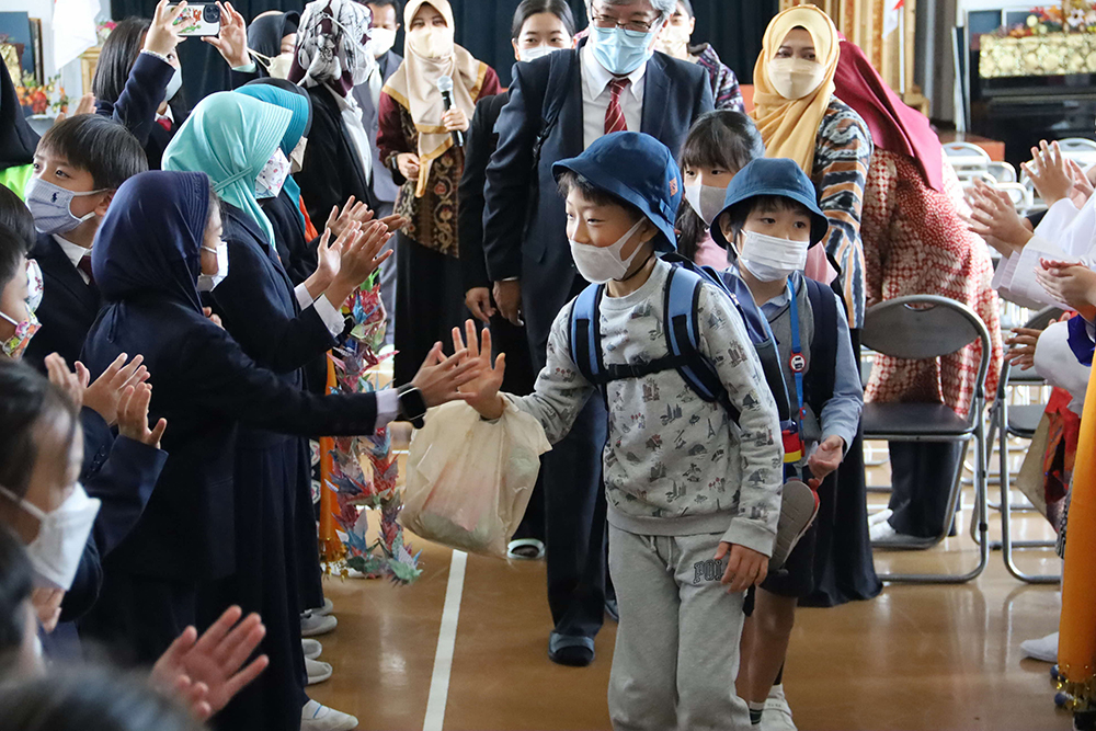 別れを惜しみながら退場する子どもたち