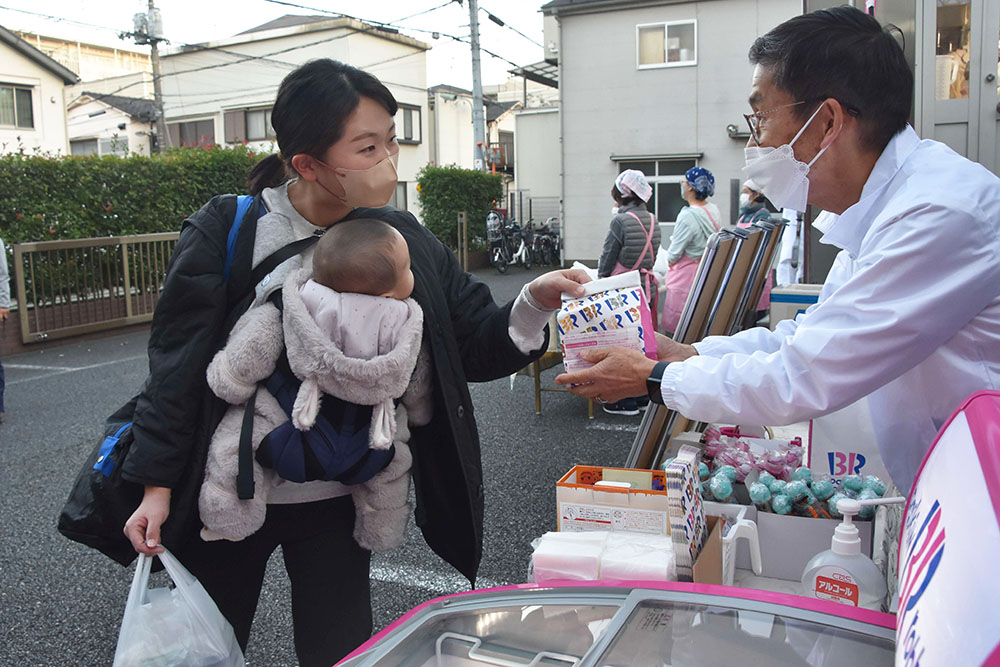 サーティーワンアイスを受け取る写真