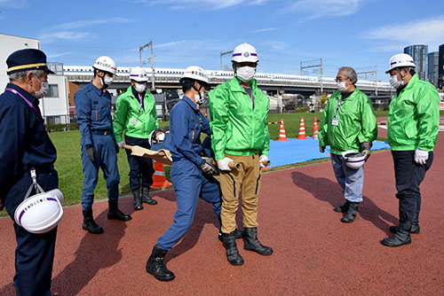 簡易担架で負傷者搬送を体験