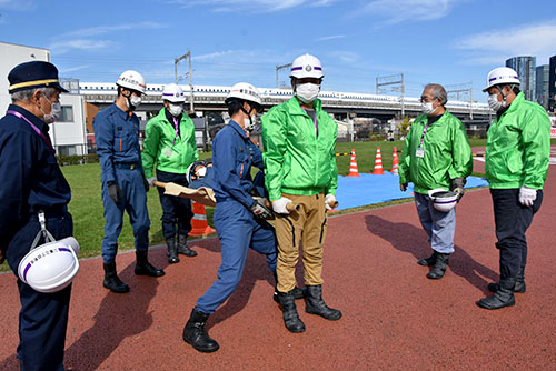 簡易担架で負傷者搬送を体験