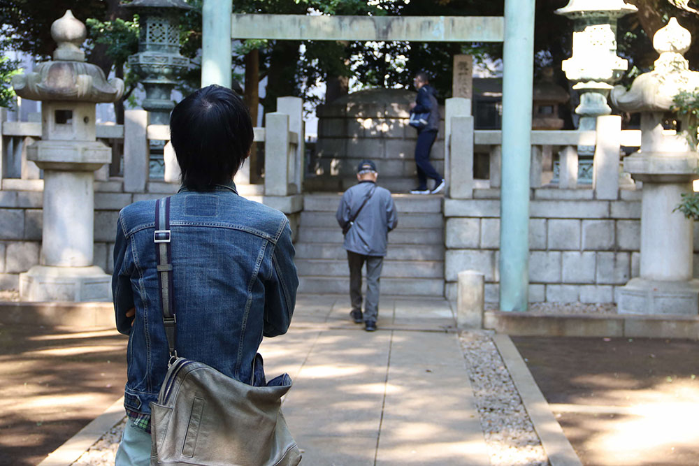 伊藤博文墓を見る男性