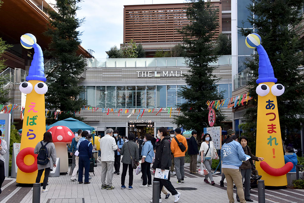 イベント名が書かれたのぼりと会場広め