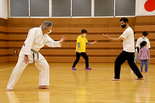 太極拳を教わるお父さん