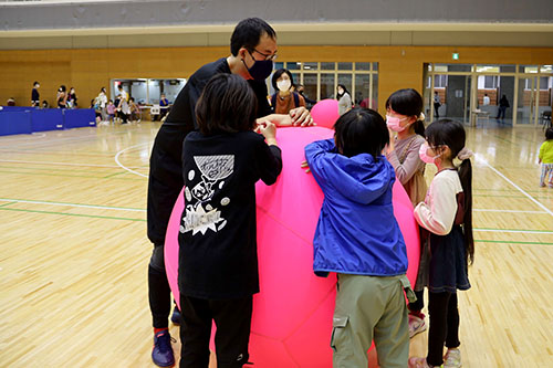 キンボールで作戦会議中