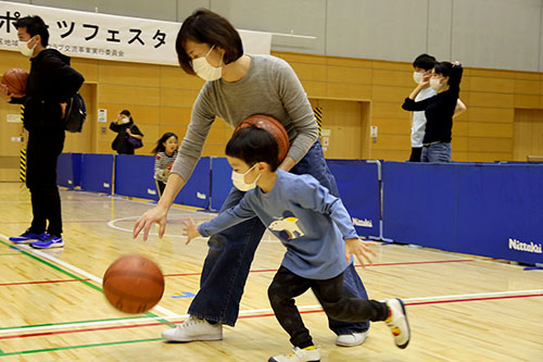 バスケットボールを楽しむ親子