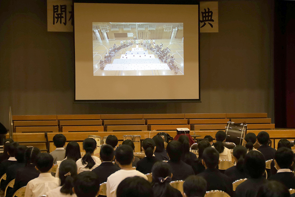 学年ごとに撮影した動画を放映