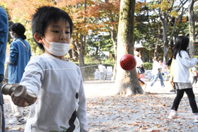 けん玉で遊ぶ子供