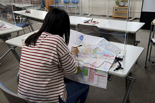 防災地図で避難場所を確認する参加者