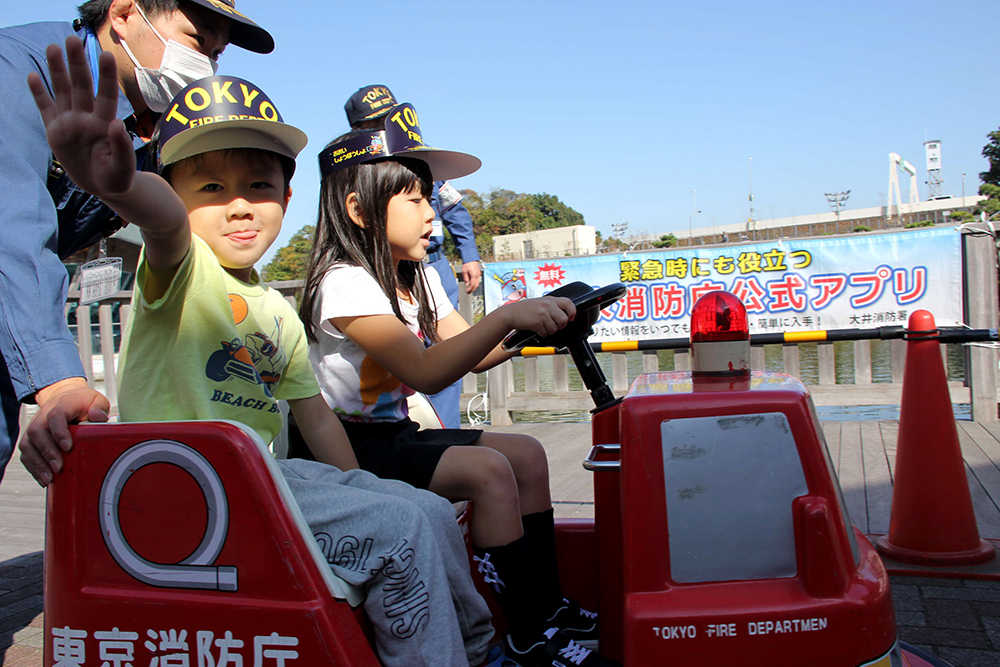 ミニ消防車を楽しむ子どもたち