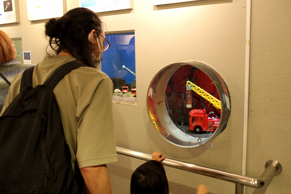はしご車の特別展示を楽しむ親子