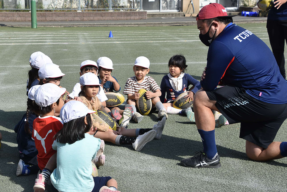 子どもたちに指導する西山さん