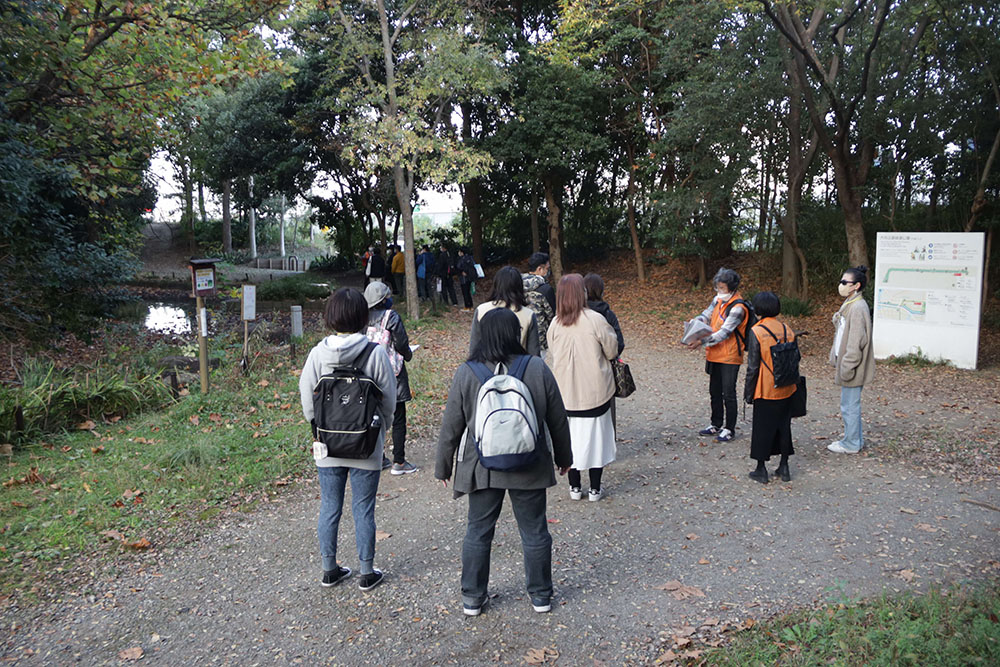 緑道公園を歩く参加者