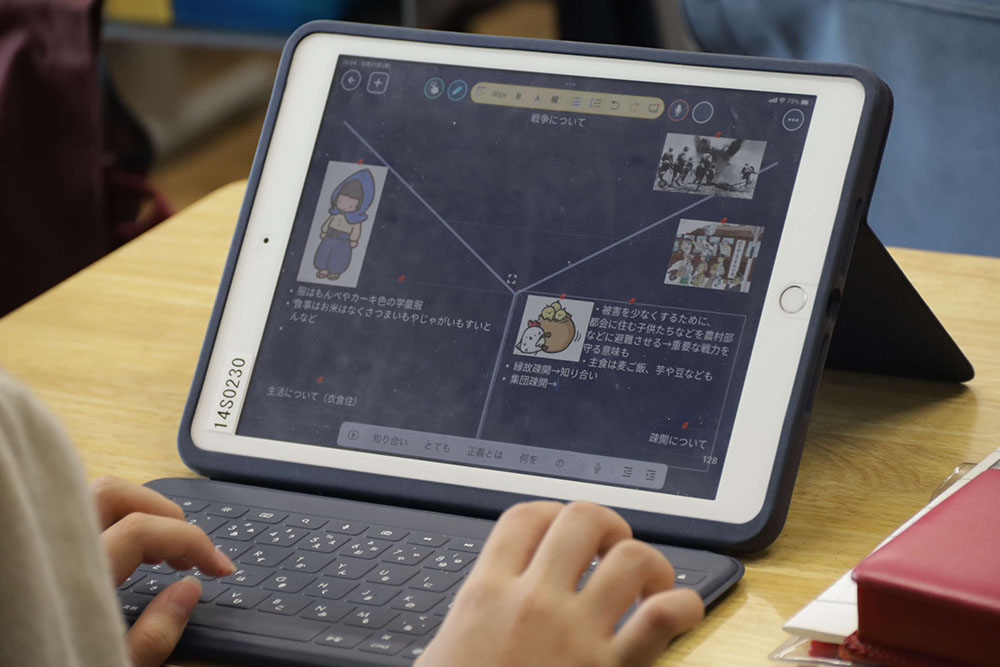 タブレットを使用する5年生