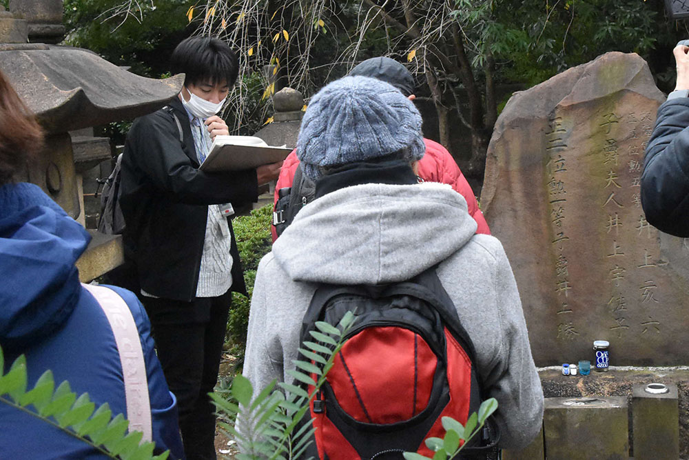 井上勝の墓を見学する参加者