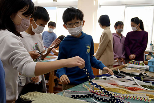 縁に貼る生地を選ぶ様子