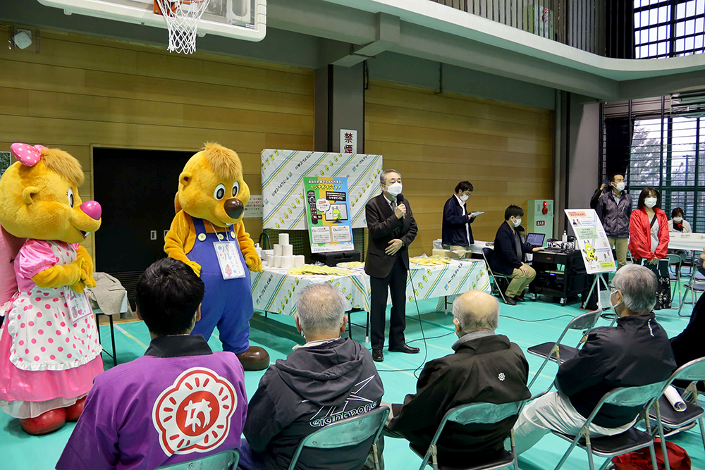 開会式であいさつする島会長