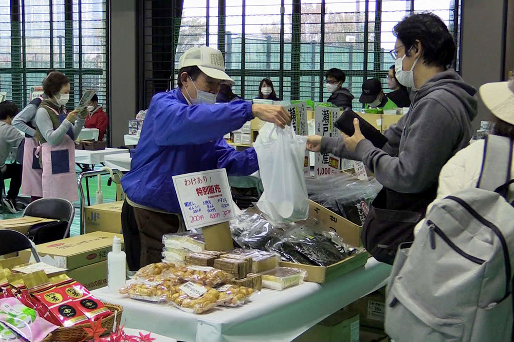 商品を購入する来場者