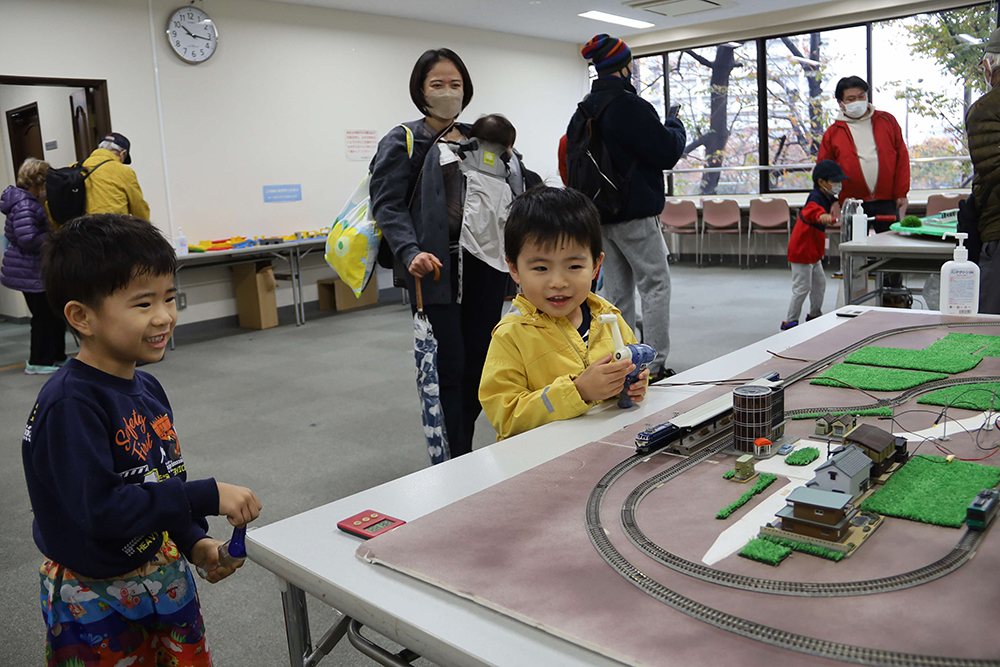 鉄道ブースでジオラマを楽しむ子どもたち