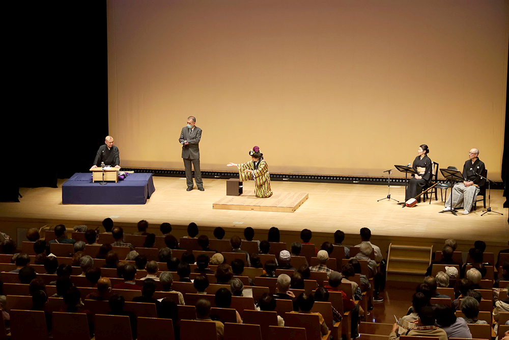 舞台上で裏話を披露する皆さん