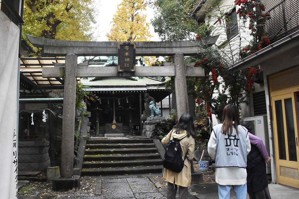 寄木神社を見学する写真
