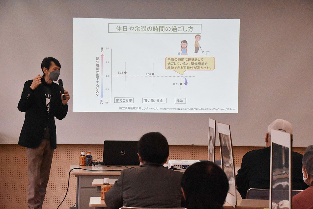 認知症発症の傾向について説明する様子