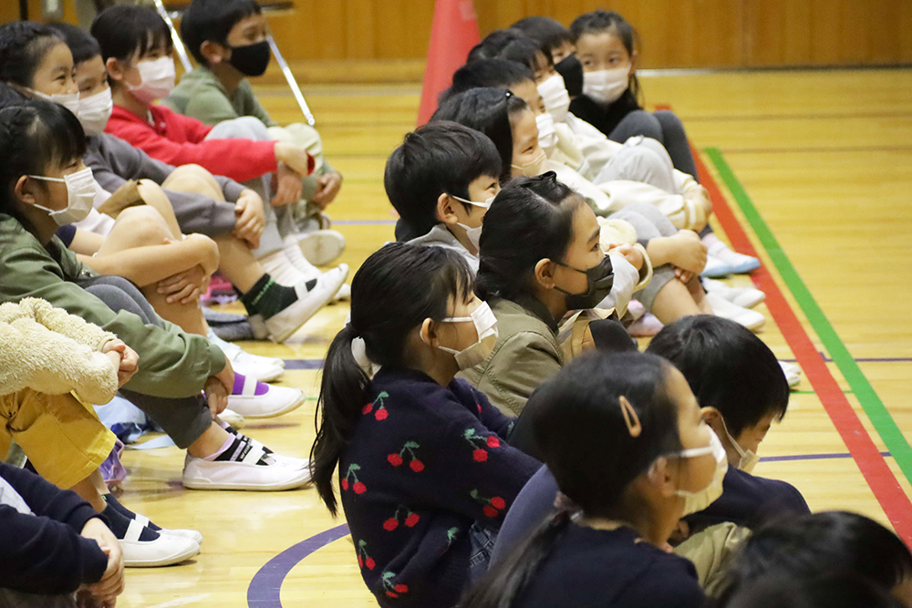 落語を聞く子どもたち