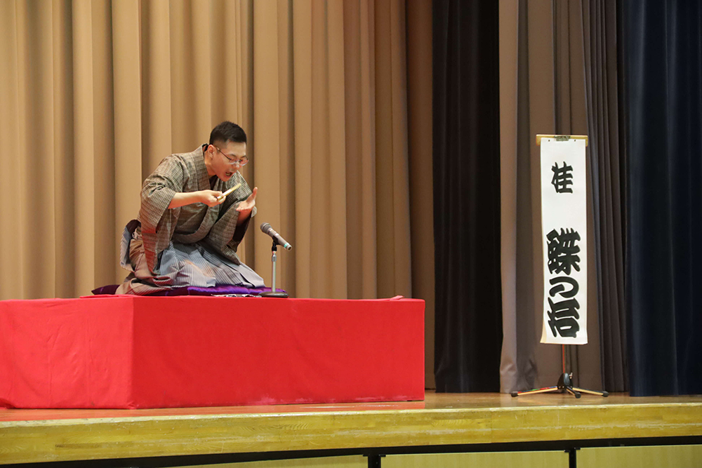 扇子を箸に見立ててそばを食べる演技