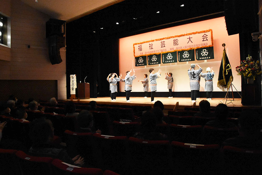 ドンパン節を披露する出演者