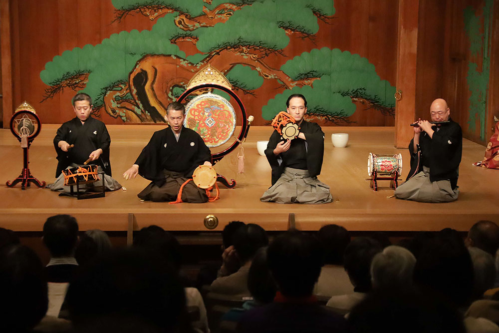 能の囃子を実演