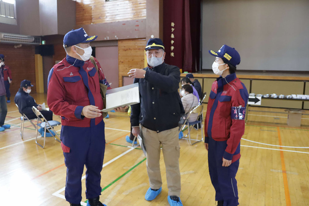 地域の方と話をする区長