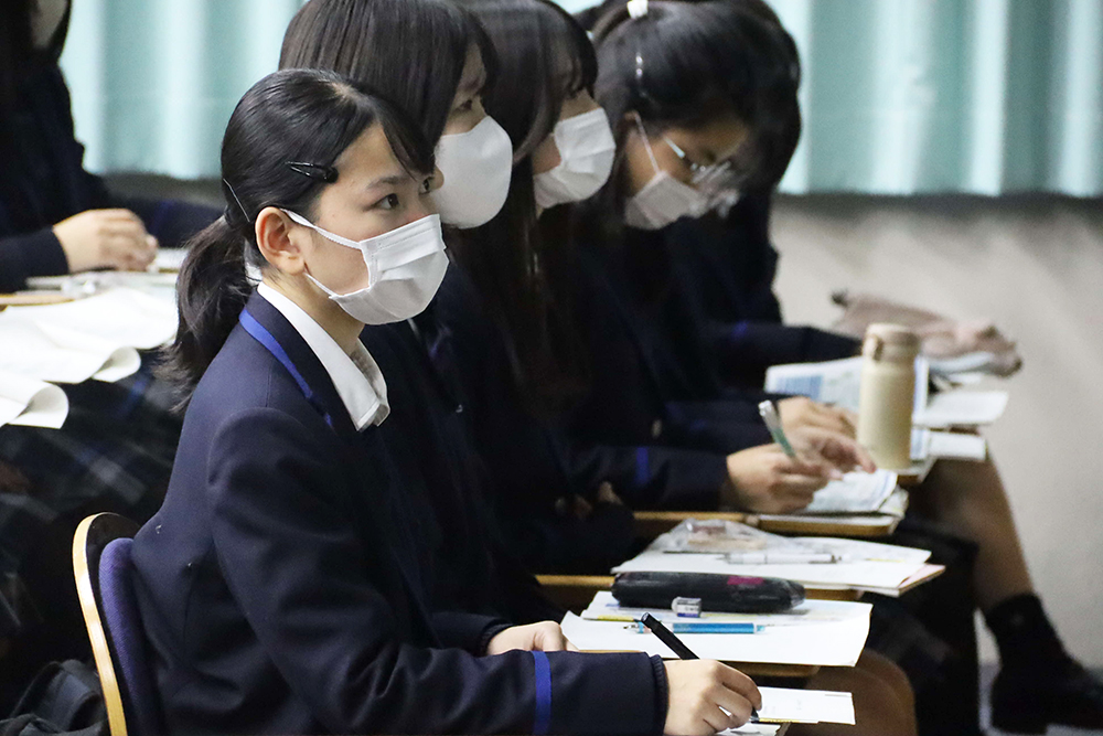真剣な表情で話を聞く子どもたち