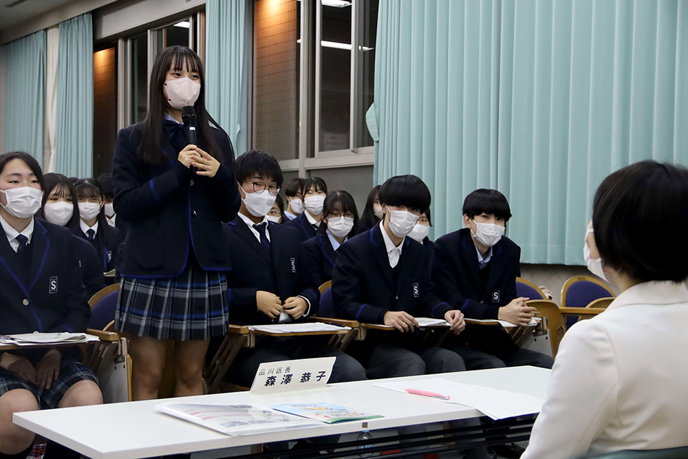 区長に対し考えを話す生徒