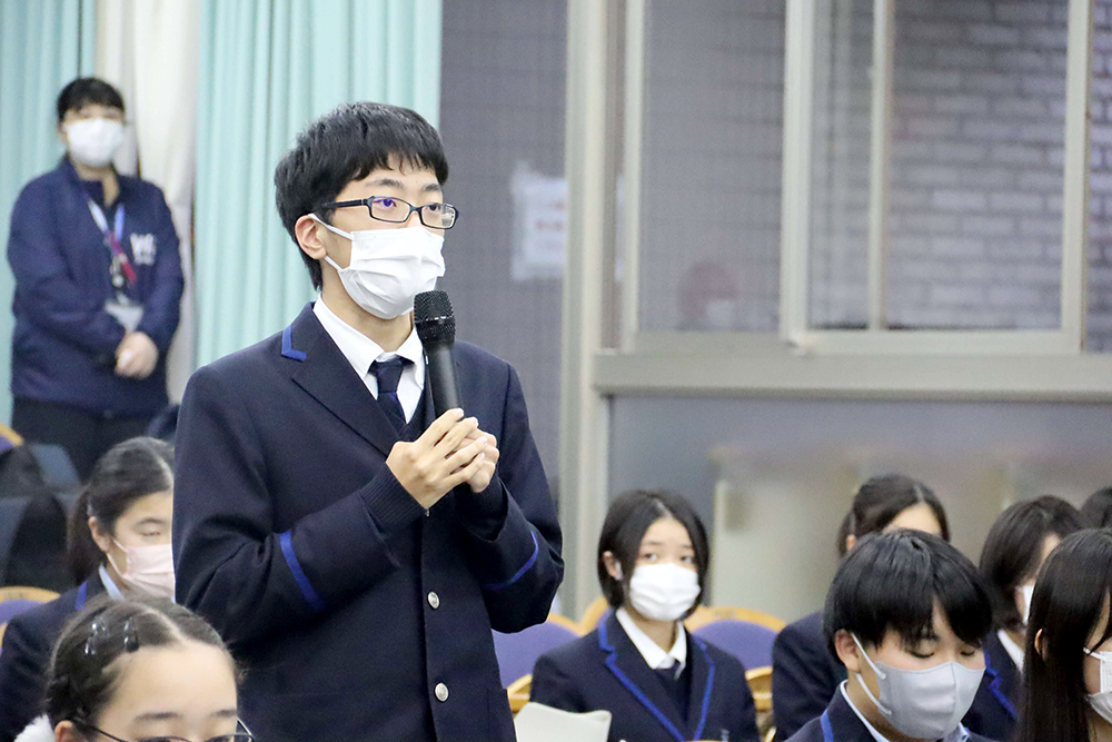 考えを話す生徒