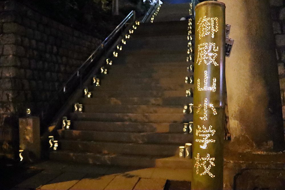 品川神社大階段に並んだ灯篭