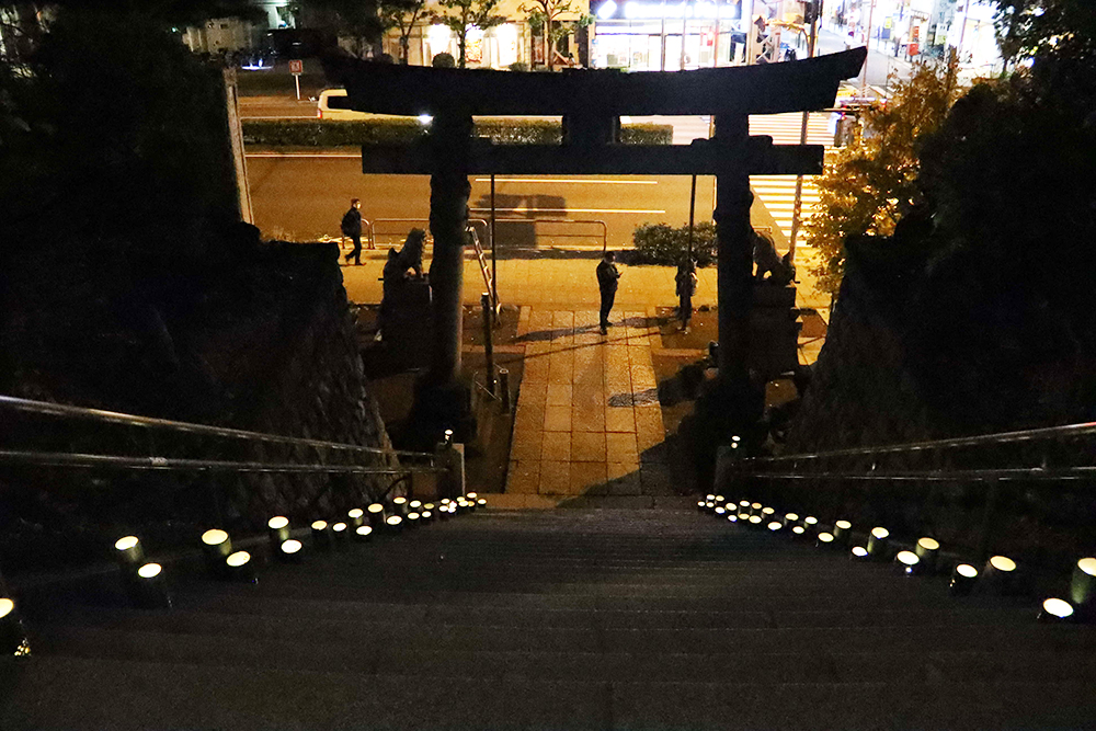 大階段の上から見た灯篭