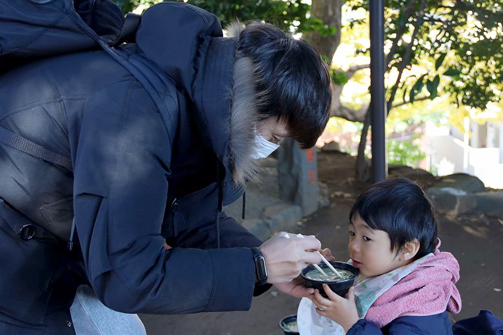 品川汁を食べる男の子