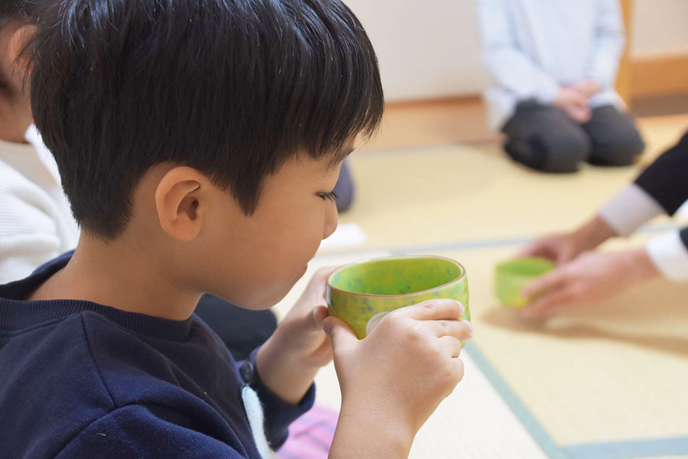 お茶を飲む園児