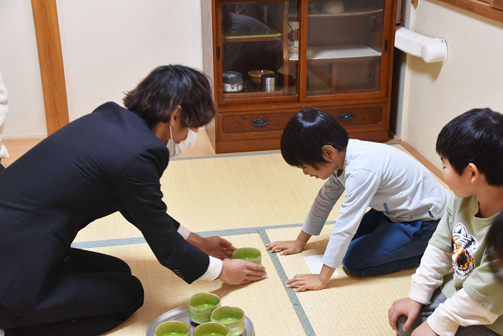 お茶をもらいお礼を言う園児